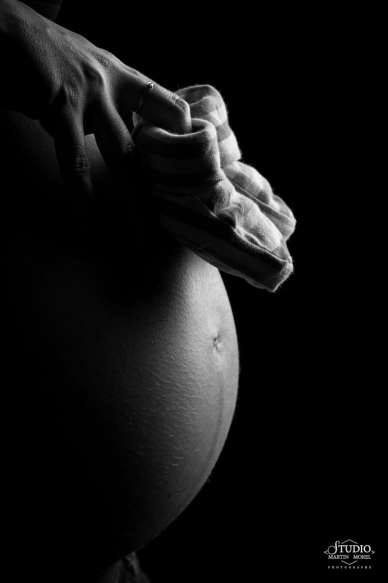 ventre de femme enceinte et chaussons Studio Martin Morel photographe grossesse Grenoble