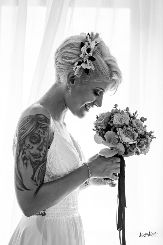 Photo mariée et bouquet noir et blanc Martin Morel Photographie