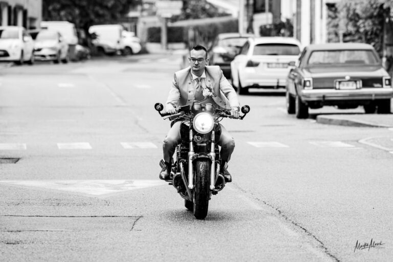 Un marié qui fait une arrivée à la Tom Cruise au guidon de sa belle moto