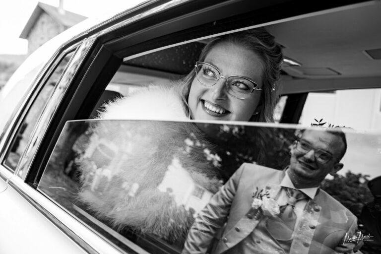 Découverte devant la voiture de la mariée avec le marié en reflet