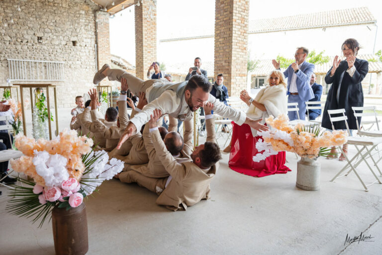 Ce marié fait une entrée spectaculaire lors de la cérémonie laïque du mariage, un esprit fêtard bien assumé