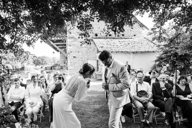 Quelle complicité lors de l'échange des voeux pour ces mariés, fou rire garanti