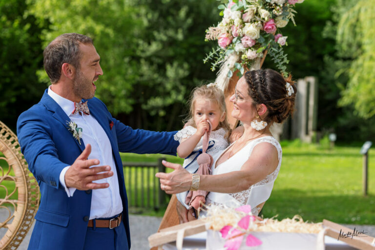 Quelle joie d'être uni pour ce couple entouré de leur petite fille