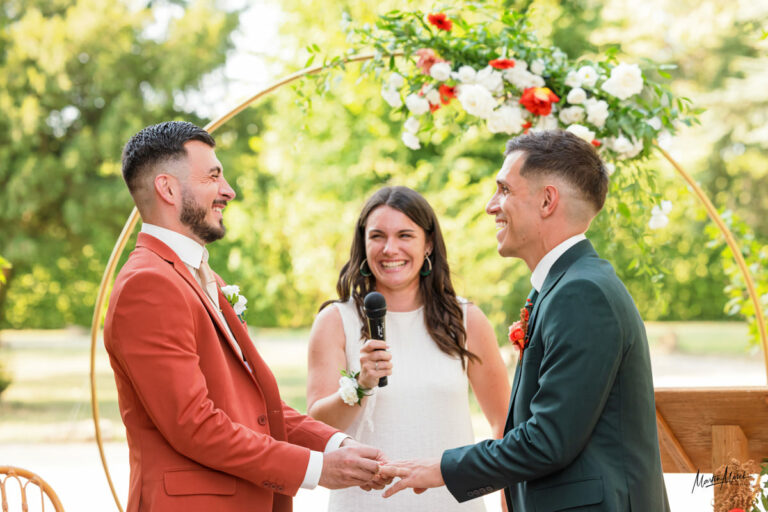 Après avoir été témoins du mariage de leurs amies il y a quelques années, cette fois ci les rôles sont inversés et l'émotion est palpable