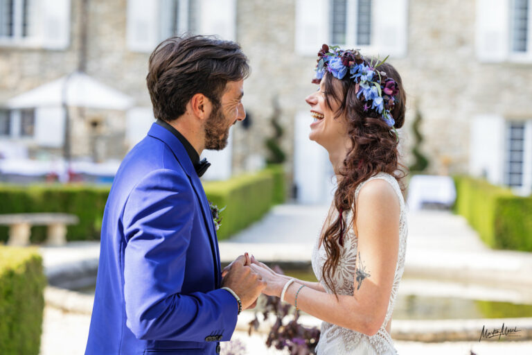 Se dire oui les yeux dans les yeux avec un sourire radieux pour ces deux mariés