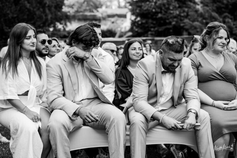 Durant la cérémonie les langues se délient et des déclarations d'amour sont faites à l'égard des parents et frères. Emotion garantie