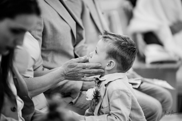 Durant la cérémonie à l'église mamie garde toujours un oeil sur les enfants des mariés