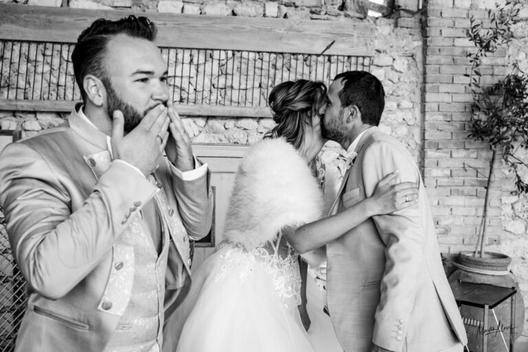 Double plan avec le marié au premier plan embrassant des mains sa famille et la mariée recevant un bisou de son frère