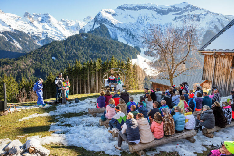 Un mariage en montagne au Gite du Passant avec la belle chaine des Aravis au fond
