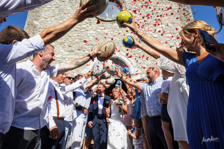 Une sortie d'église avec les amis du rugby arborant fièrement des ballons lors de la haie d'honneur