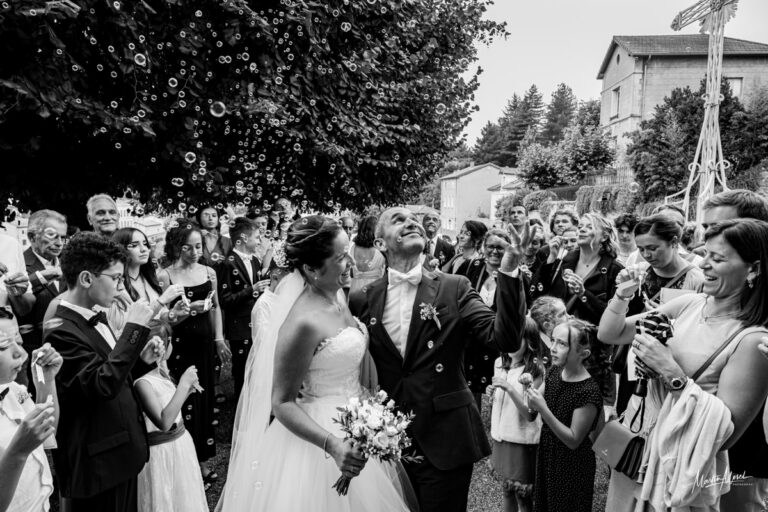 Un mariage tout en émotion et notamment lors de la sortie de l'église