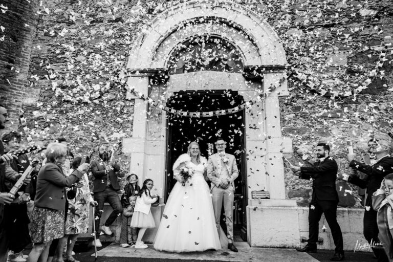 Une pluie de confettis accueille les mariés lors de la sortie de l'église