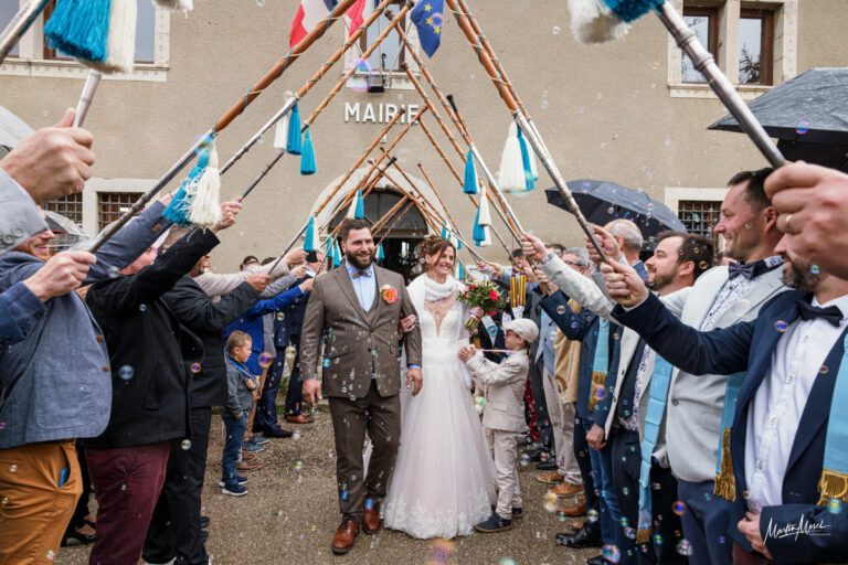 Les mariés sont accueillis par les "compagnons du devoir" qui leur font une haie d'honneur