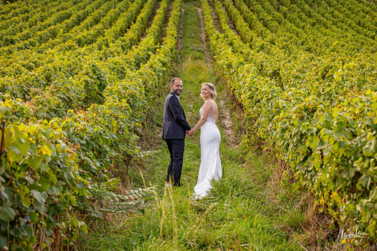 Des mariés au milieu des vignes savoyardes, offrant une image graphique