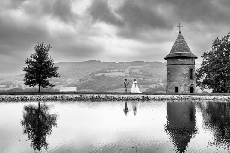 Des mariés au bord de l'eau aux abords du Château de Pupetières