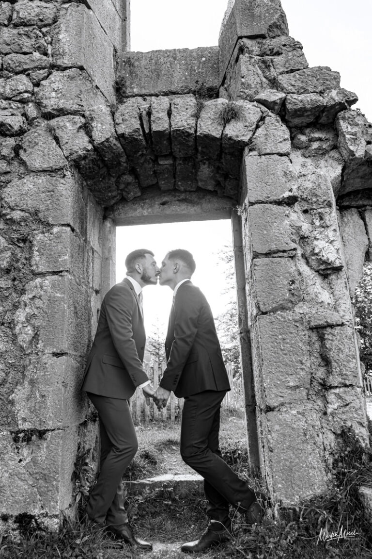 Une ruine d'un ancien château et des amoureux heureux