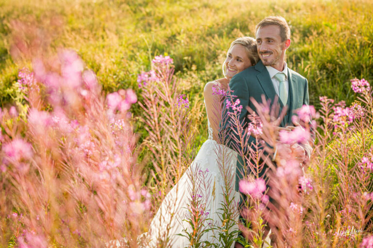 Ces deux amoureux profitent d'une belle végétation et de belles fleurs en montagne