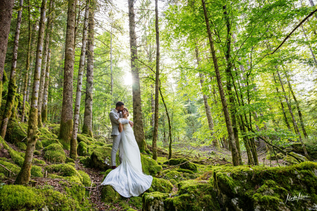 Des mariés petits au milieu des grands espaces verdoyants de Chartreuse