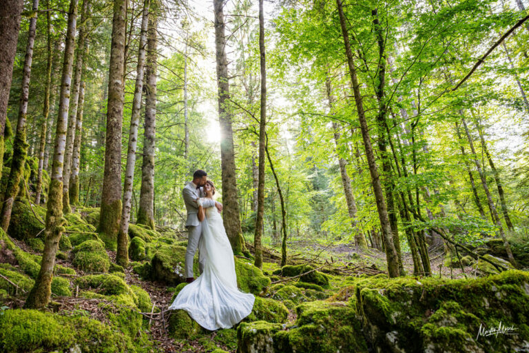 Des mariés petits au milieu des grands espaces verdoyants de Chartreuse