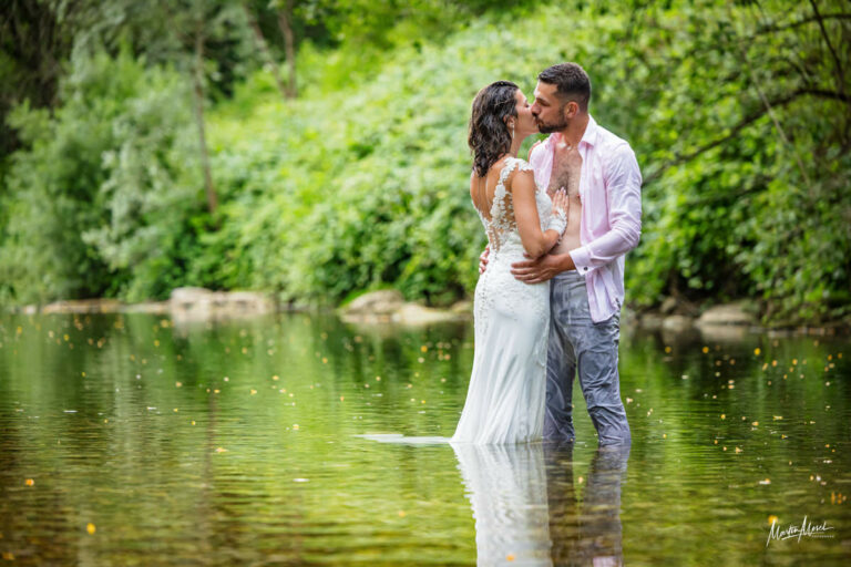 Ces mariés ont fini leur séance photo à l'eau offrant ainsi une image originale