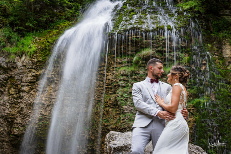 Ces deux amoureux profitent de la fraicheur de cette belle cascade