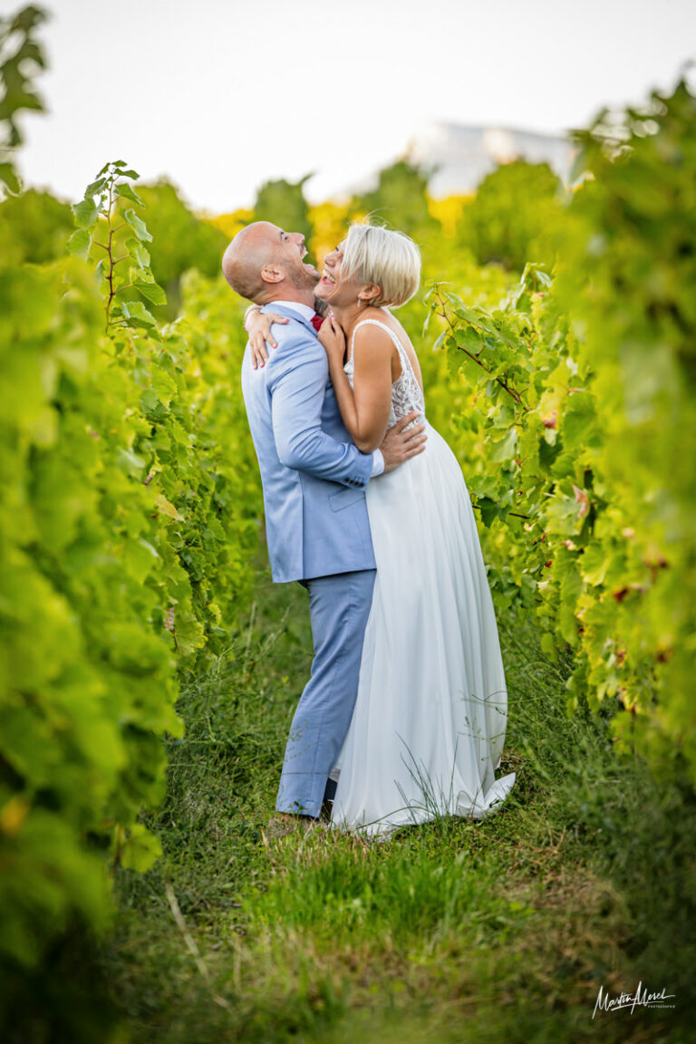 Deux amoureux qui explosent de rire au milieu des vignes