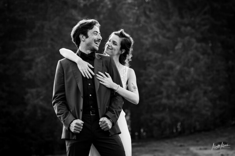 Des mariés qui se dévorent du regard en noir et blanc avec un beau contre jour
