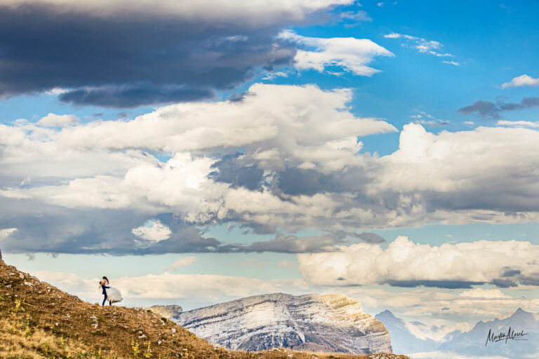 Des mariés tout petits sur un décor de carte postale en montagne