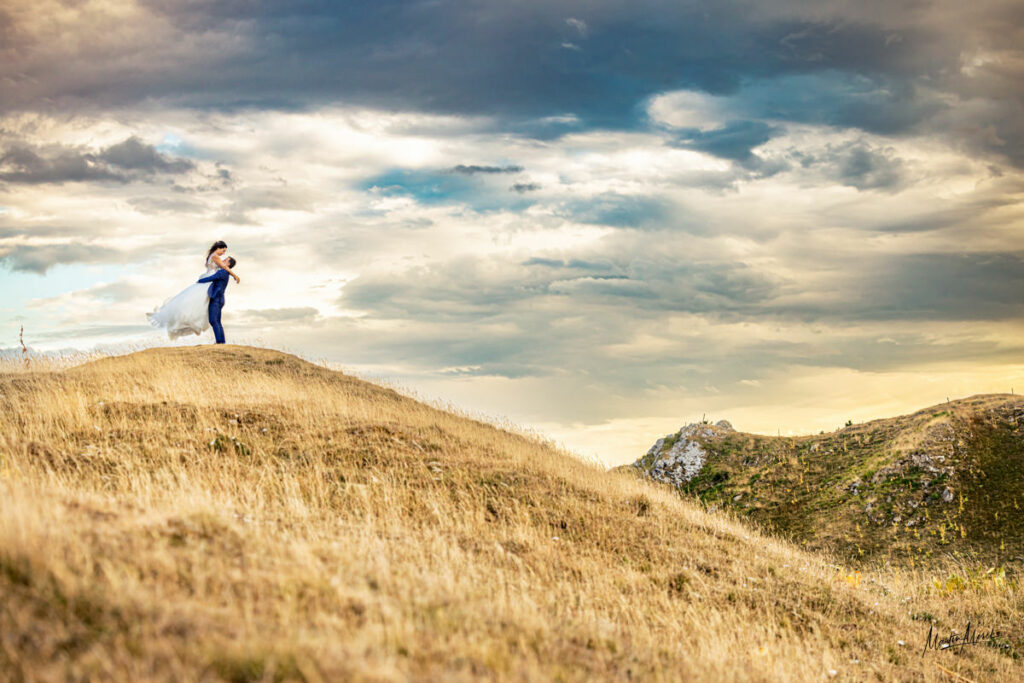 Le marié porte sa femme au milieu de la montagne