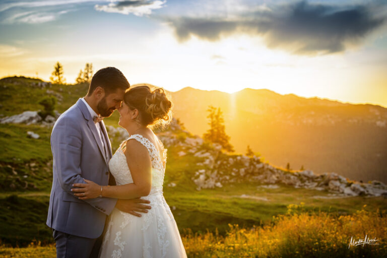 Front contrer front pour ces deux amoureux qui profitent du coucher de soleil en montagne