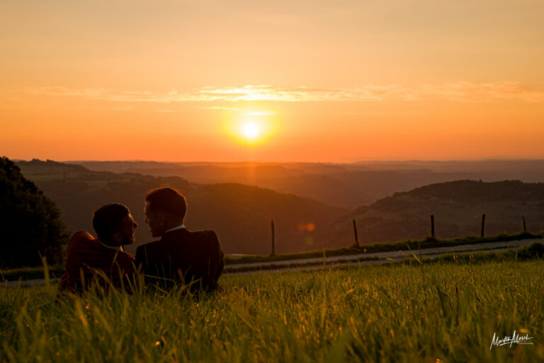 Un coucher de soleil comme décor avec des mariés qui apprécient l'instant