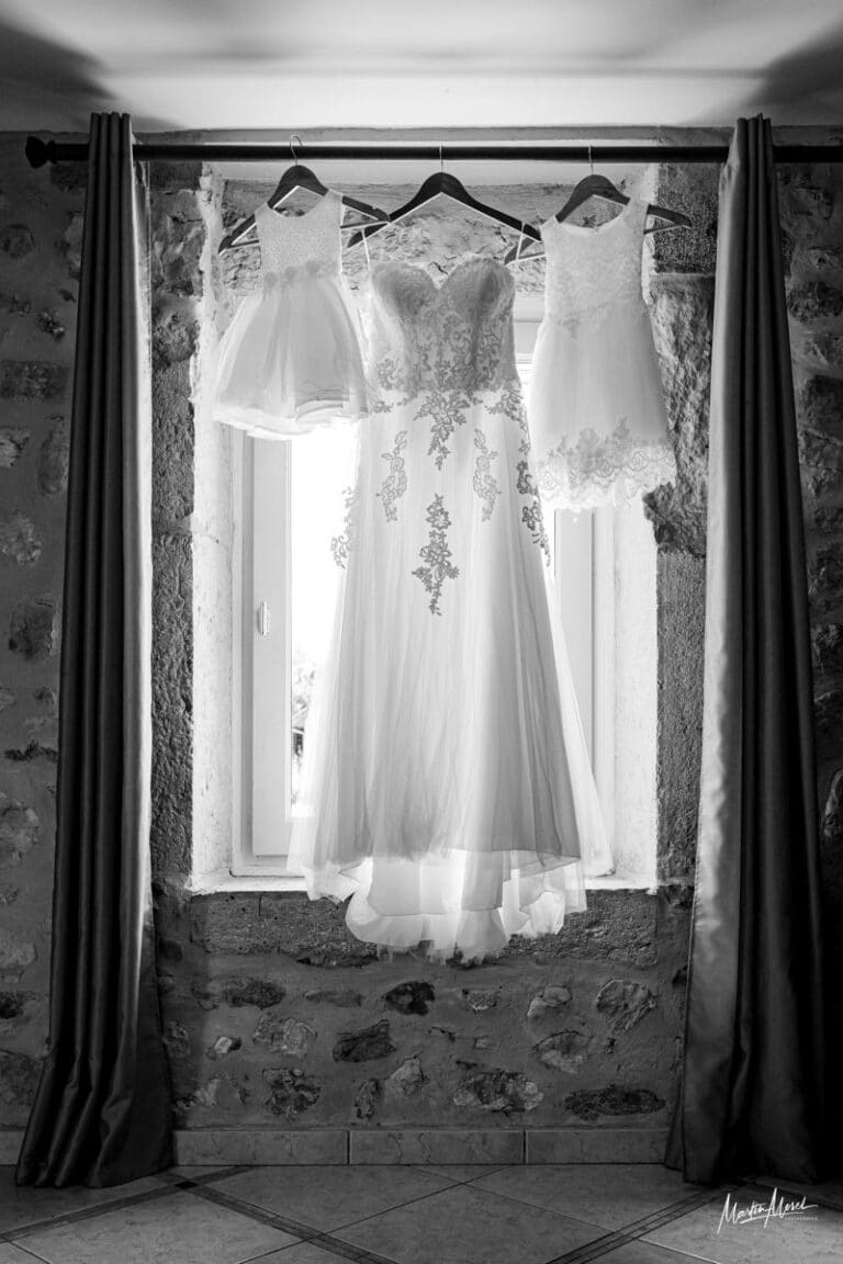La robe de la mariée et celles de ses filles sont prêtes à être enfilées
