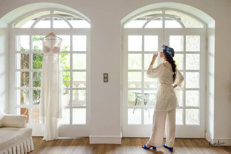 la mariée boit une coupette avant de passer sa robe