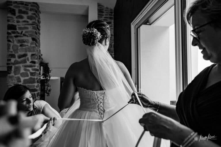 Place au laçage de la robe de la mariée, un moment fort en émotion