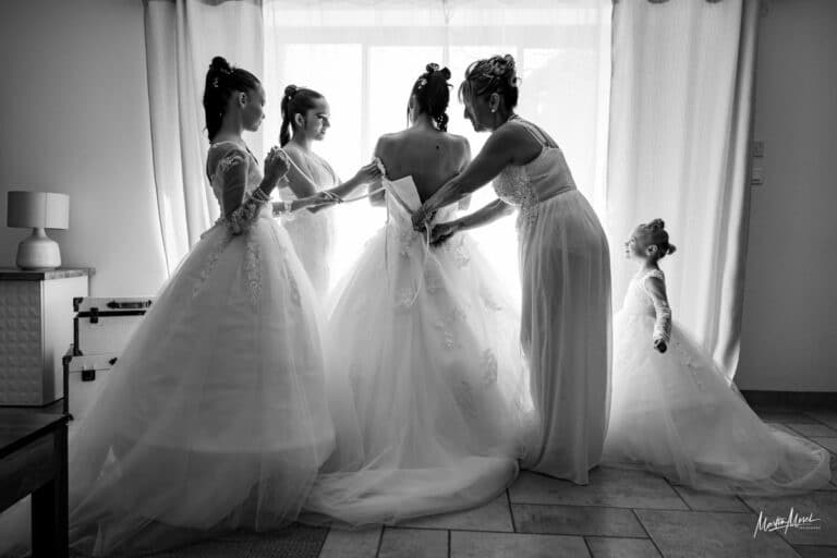 Entourée de sa maman et de ses filles, la mariée prend place dans sa robe