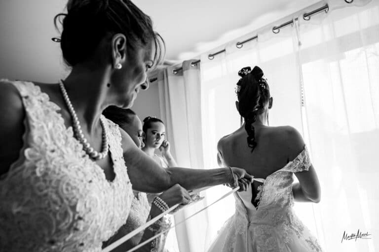 Le laçage de la robe de la mariée, un moment qui apporte du graphisme dans vos photos