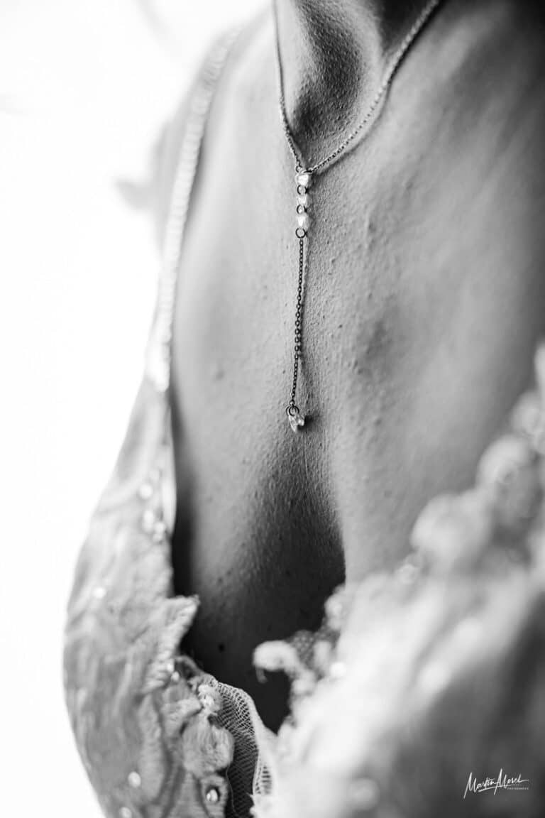 Zoom sur le joli pendentif de la mariée, un instant suspendu