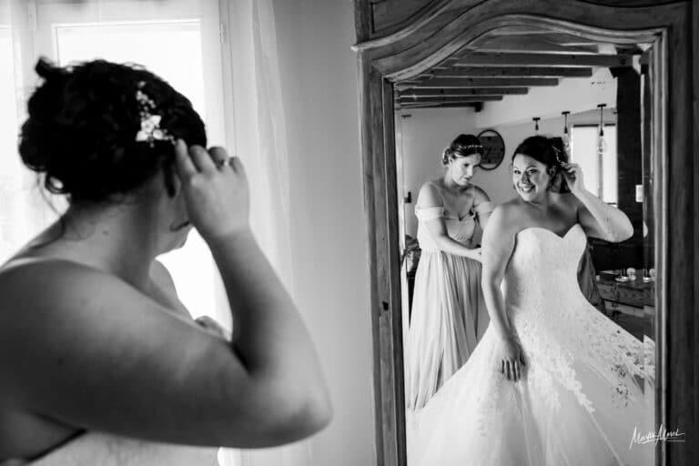 La mariée est heureuse de se découvrir face à son grand miroir, un reflet plus que positif