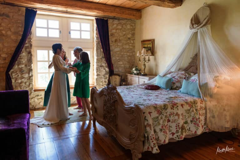 Dans une belle chambre authentique, l'habillage de la mariée est un moment incroyable