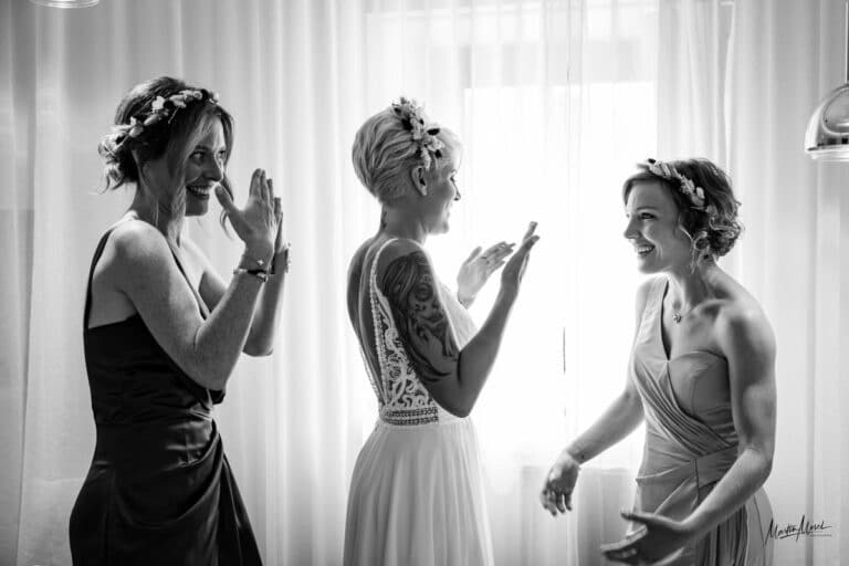 La mariée et ses témoins sont emportés par l'émotion