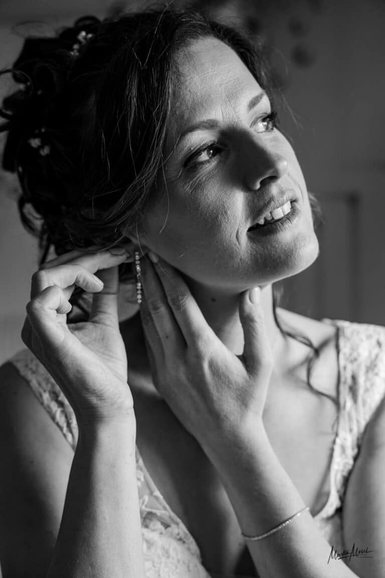 Moment solennel où la mariée ajuste ses bijoux (boucle d'oreille, bracelets, colliers) chacun a une histoire à raconter