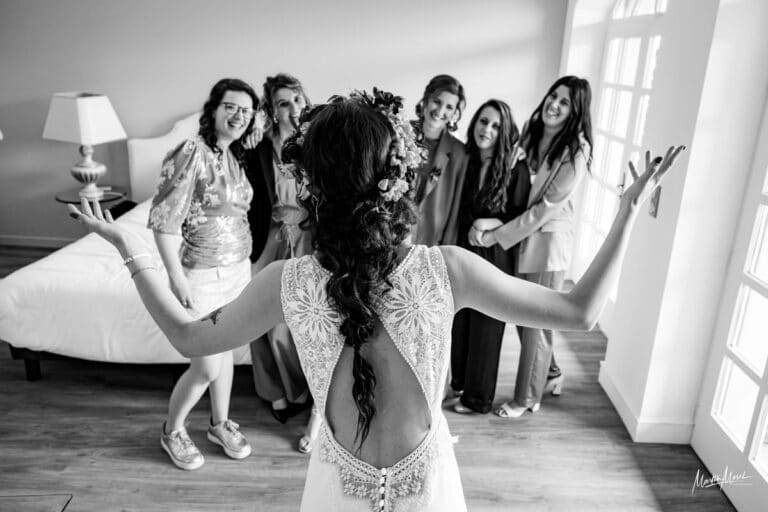 Une mariée très festive et enjouée de se révéler devant ses amies