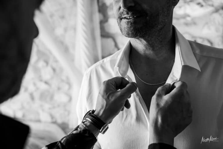Le témoin du marié ajuste la chemise de ce dernier