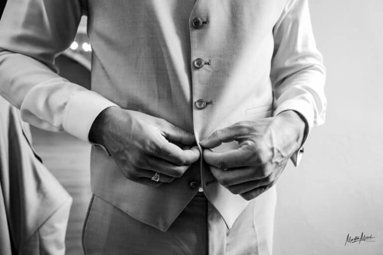 Le marié ajuste son beau costume avant de retrouver sa future femme à la mairie