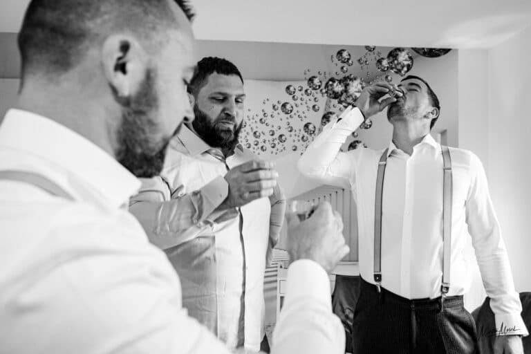 Le marié et ses témoins dégustent une liqueur locale, une manière de célébrer le début du mariage