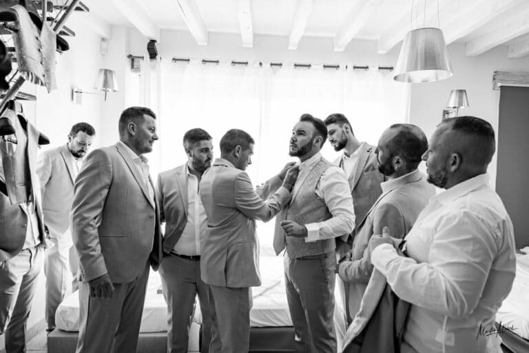 Le marié entouré de sa tribu. Une bande d'amis d'enfance heureux d'être ensemble