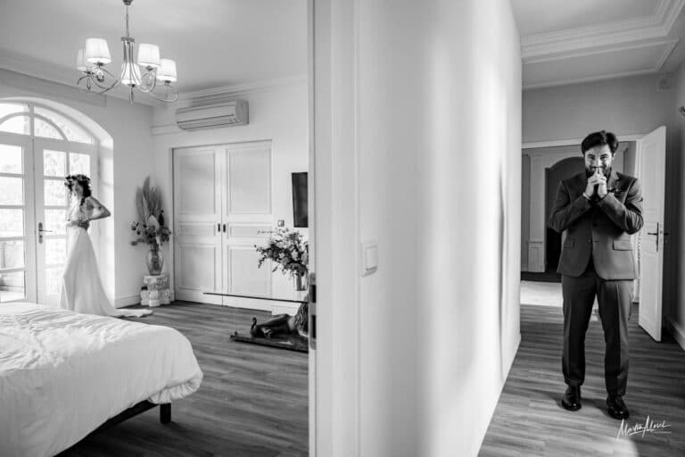 Une image sur 2 plans : le marié impatient de découvrir sa future femme
