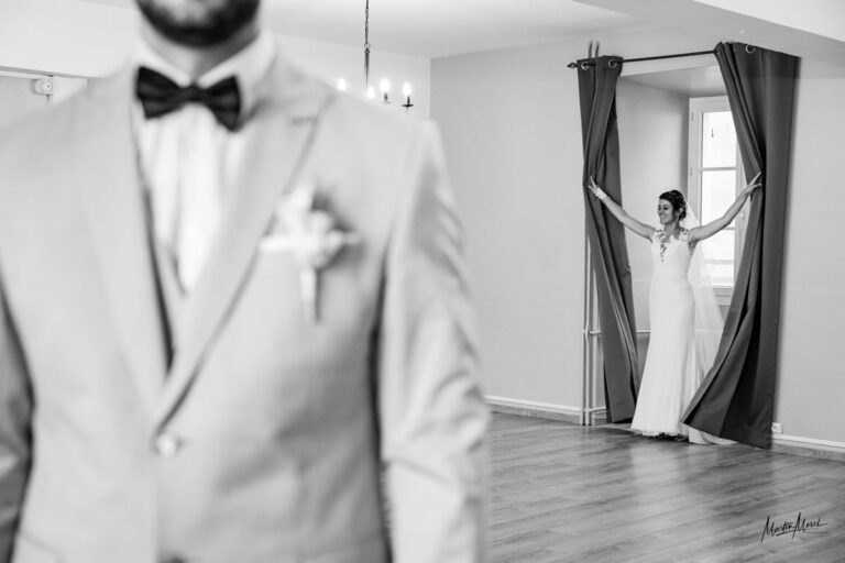 La mariée surgit par surprise derrière les rideaux pour découvrir son futur mari