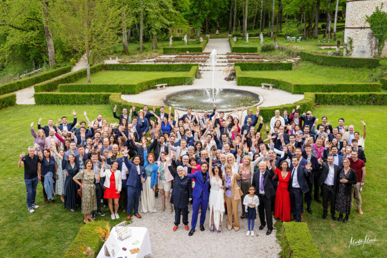 Une belle photo de groupe de mariage au domaine de la chartrognière