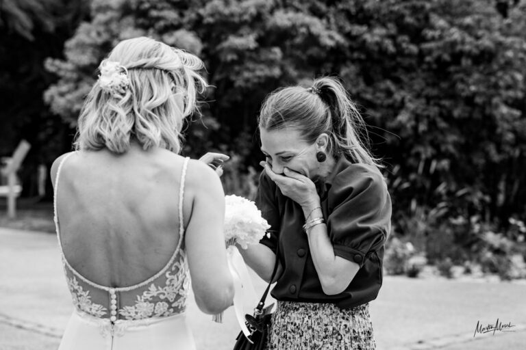Une amie émue de découvrir l'alliance de la mariée